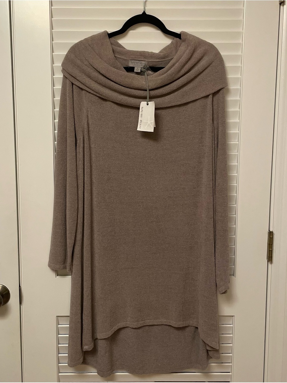 NWT-Barefoot Dreams Cozy Chic Ultra Luxe Cowl Neck Sweater
Women’s  size 1X.